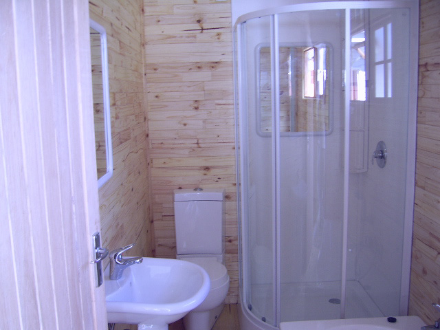 bathroom%20with%20knottypine%20walls%20(3)