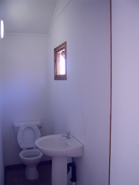 ndlovu%20lodge-bathroom%20with%20rhinoboard%20cladded%20walls